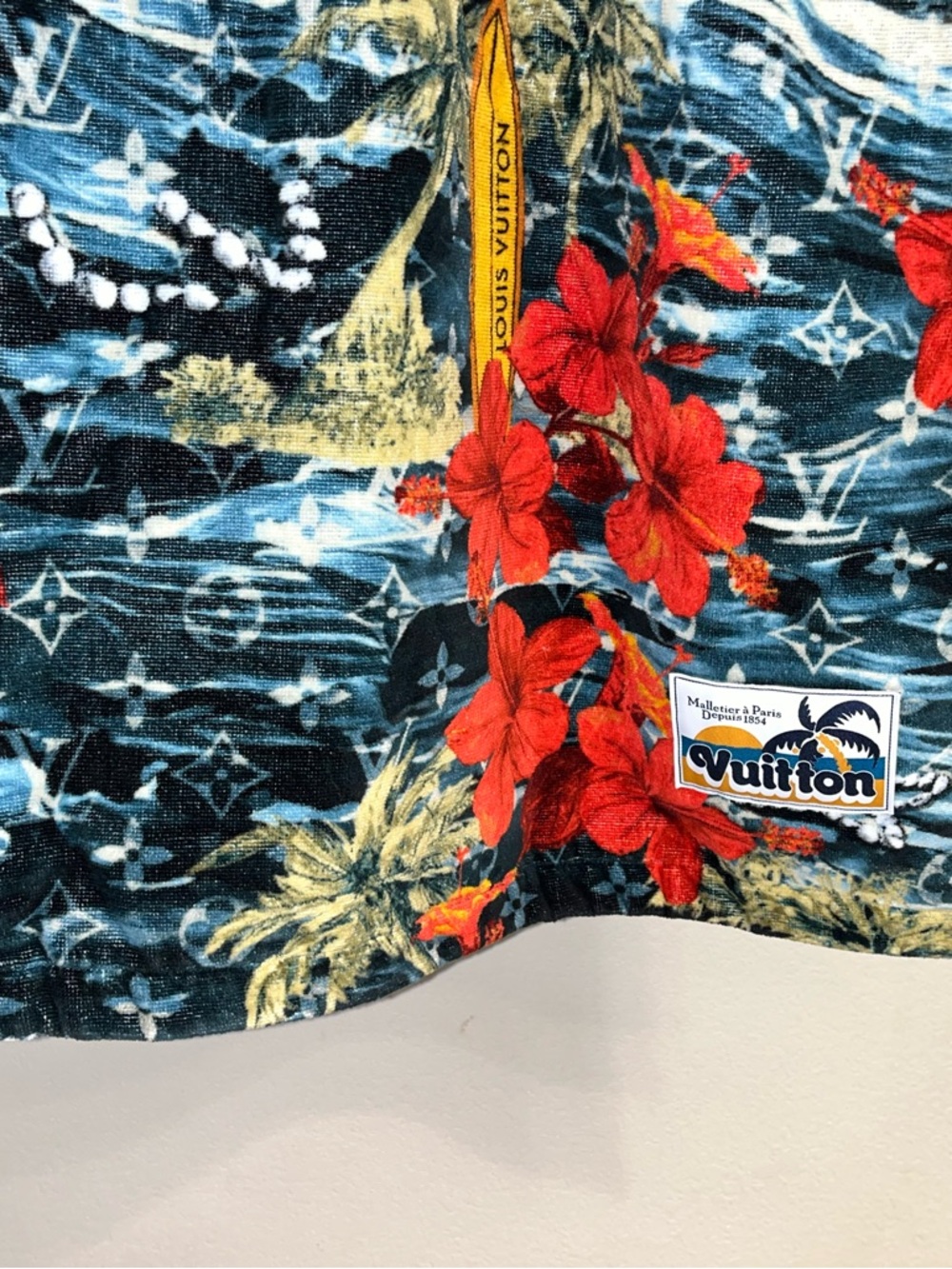New Authentic Louis Vuitton Surfin' Monogram Beach Towel M79818 - Picture 12 of 15